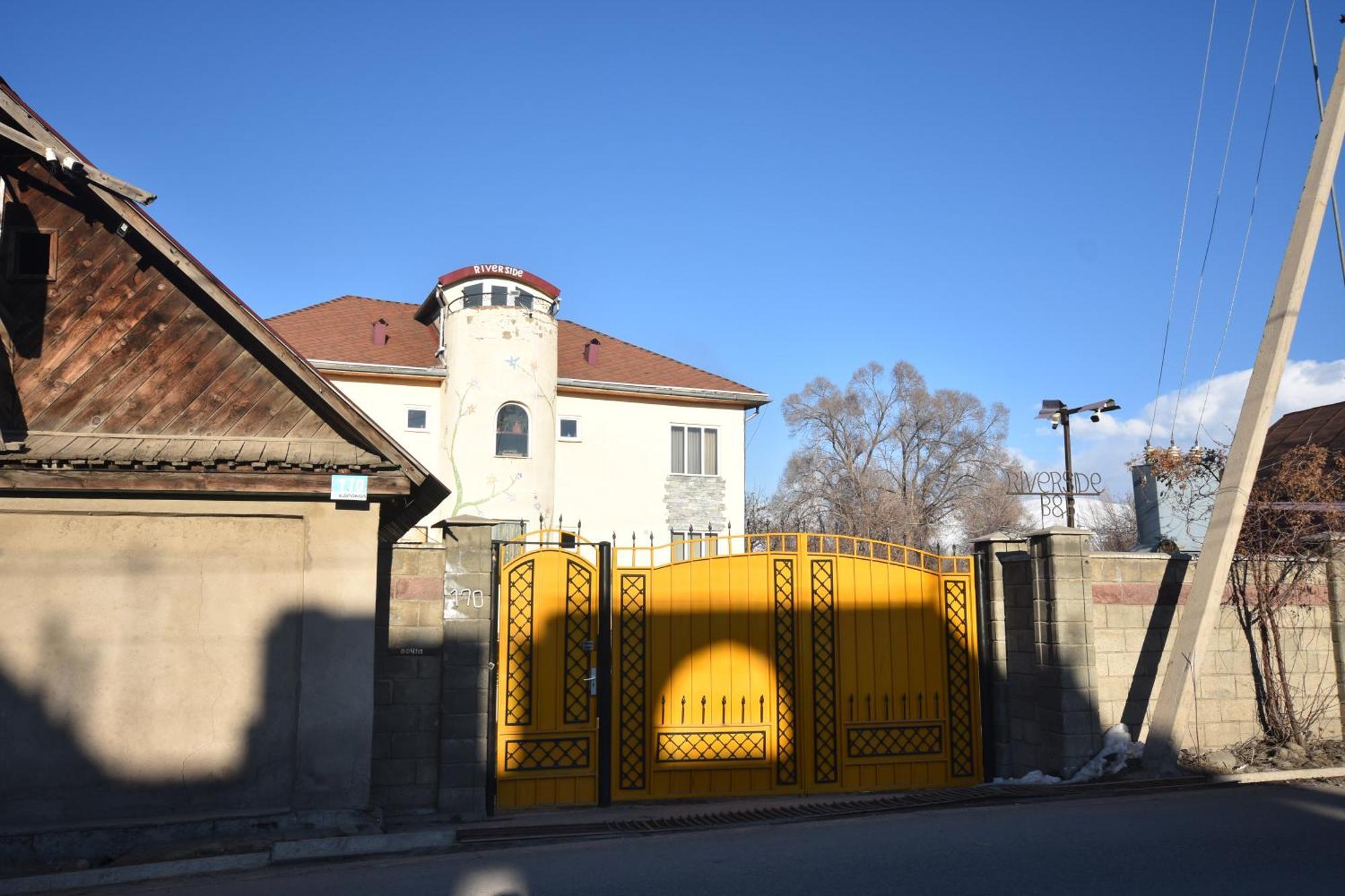 Riverside Karakol Luaran gambar